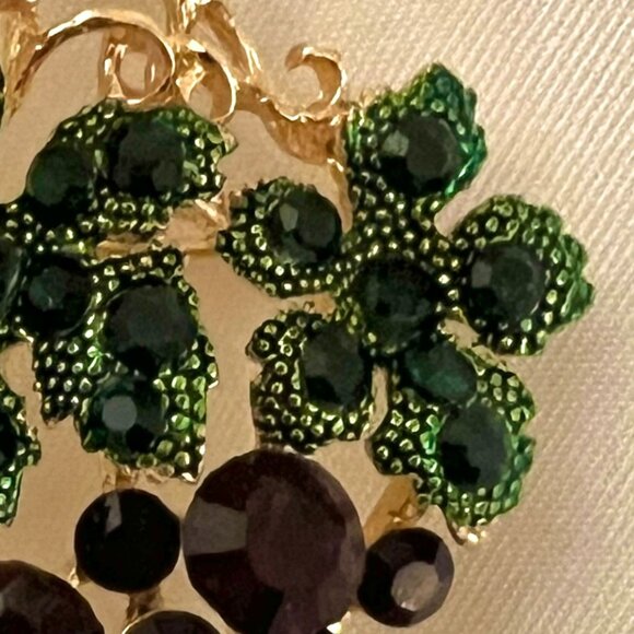 🧷Vintage-Inspired Grapes Crystal and Enamel Brooch - Gold Tone Alloy - Picture 4 of 4
